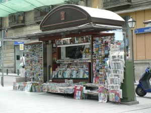 Madrid_roadside_newstand